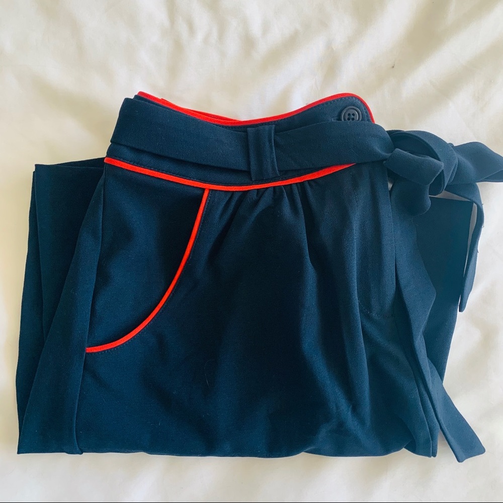 Tommy Hilfiger skirt w/ pockets - Picture 3 of 3